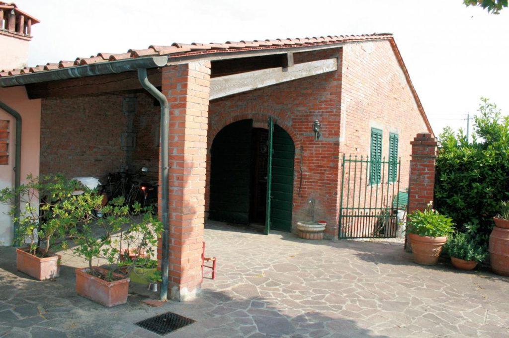 350-Villa unifamiliare di grande metratura con giardino a pochi chilometri da Lucca-Capannori-4 Agenzia Immobiliare ASIP