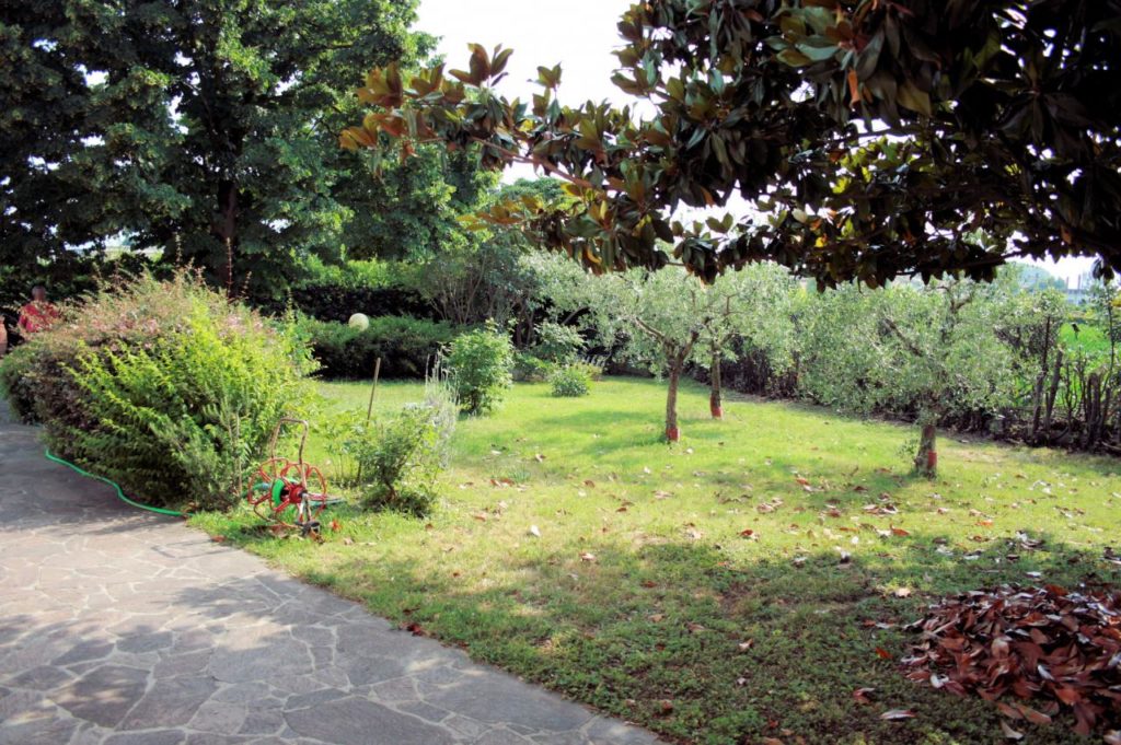 350-Villa unifamiliare di grande metratura con giardino a pochi chilometri da Lucca-Capannori-5 Agenzia Immobiliare ASIP
