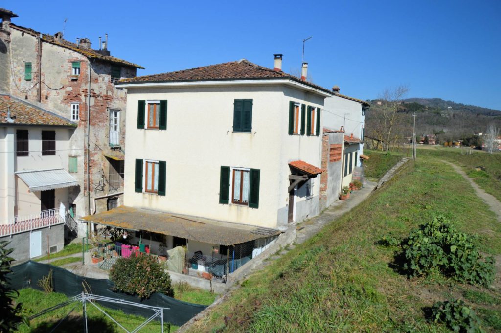 1136-Terratetto libero su quattro lati-Lucca-1 Agenzia Immobiliare ASIP