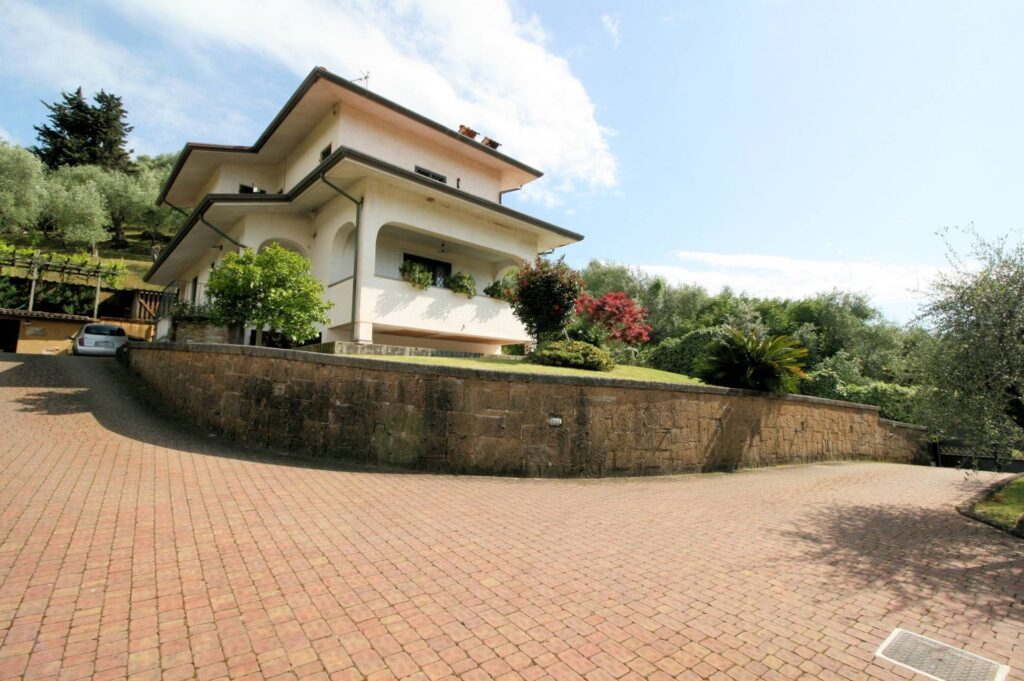 1252-Graziosa villa singola di ampia metratura con vista panoramica  e giardino-Camaiore-1 Agenzia Immobiliare ASIP
