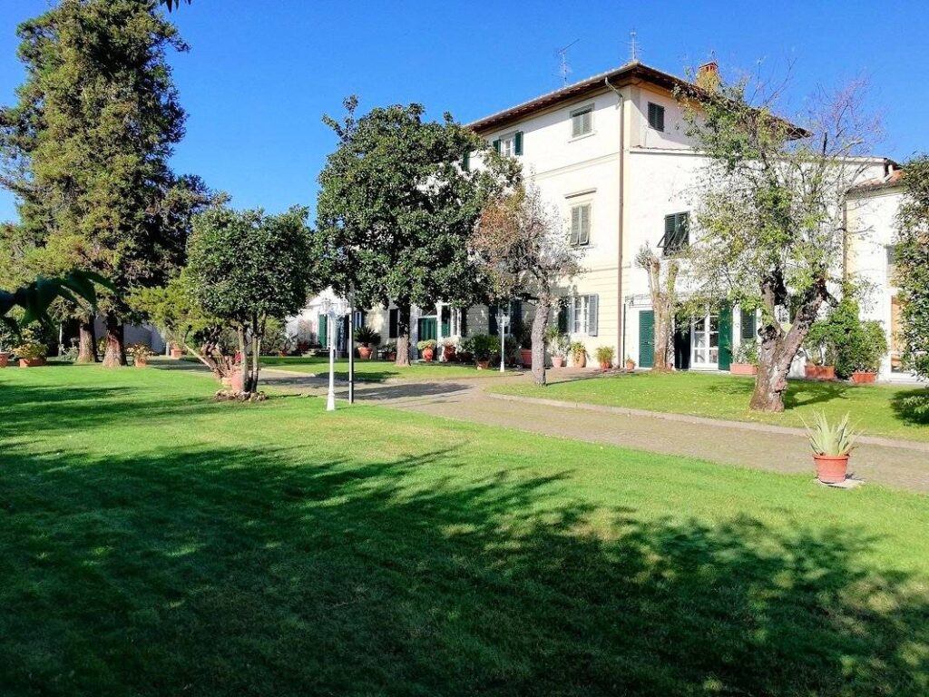 1294-Bella villa di ampia superficie libera su tre lati con giardino-Pistoia-1 Agenzia Immobiliare ASIP