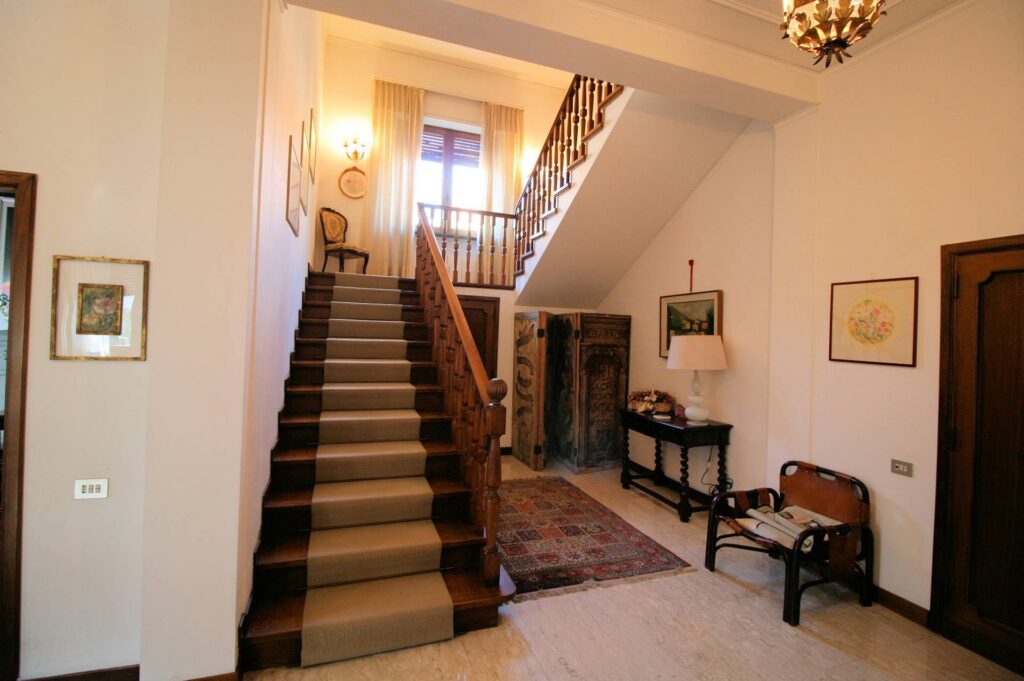 1317-Villa di ampia superficie in ottima zona residenziale-Montecatini-Terme-9 Agenzia Immobiliare ASIP