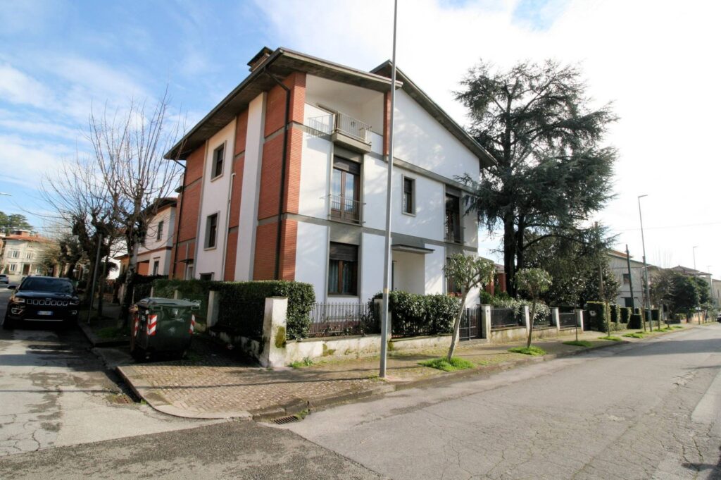 1317-Villa di ampia superficie in ottima zona residenziale-Montecatini-Terme-16 Agenzia Immobiliare ASIP