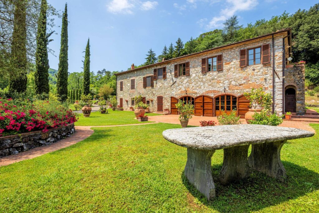 1339-Stupenda tenuta con parco piscina campo da tennis  sulle colline Lucchesi-Lucca-4 Agenzia Immobiliare ASIP