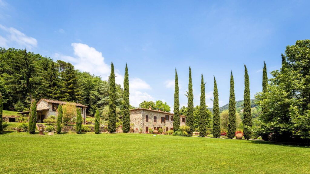 1339-Stupenda tenuta con parco piscina campo da tennis  sulle colline Lucchesi-Lucca-5 Agenzia Immobiliare ASIP