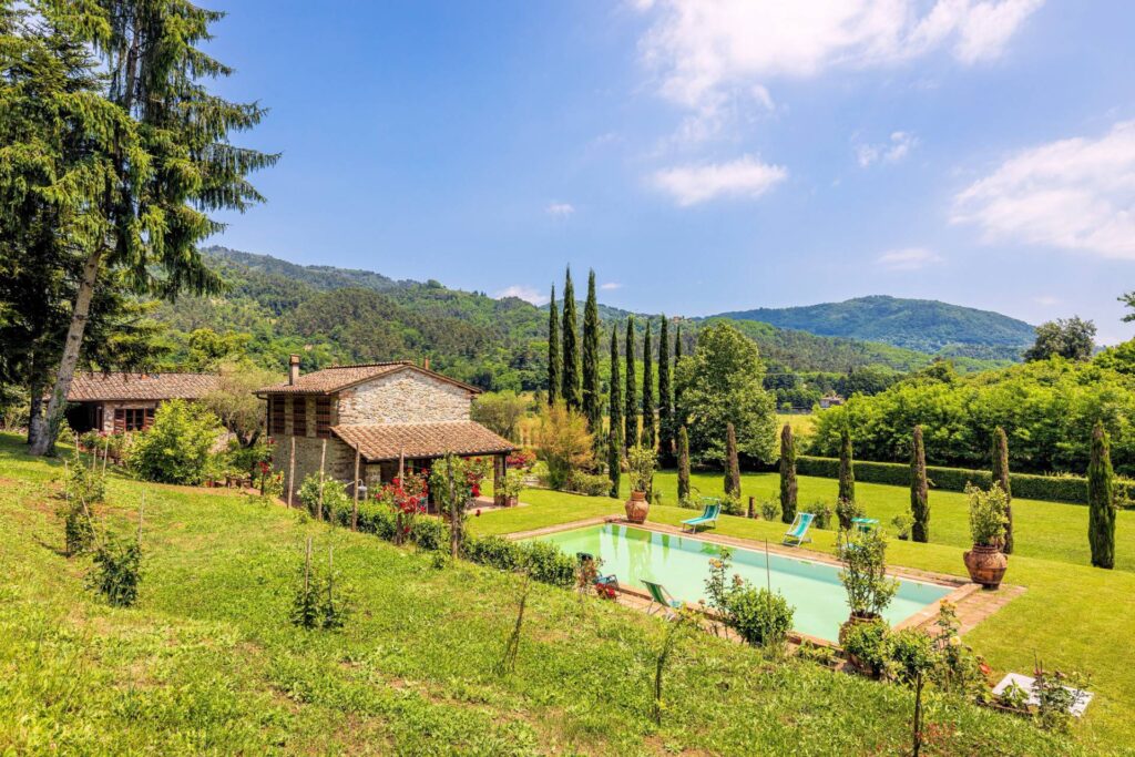 1339-Stupenda tenuta con parco piscina campo da tennis  sulle colline Lucchesi-Lucca-3 Agenzia Immobiliare ASIP