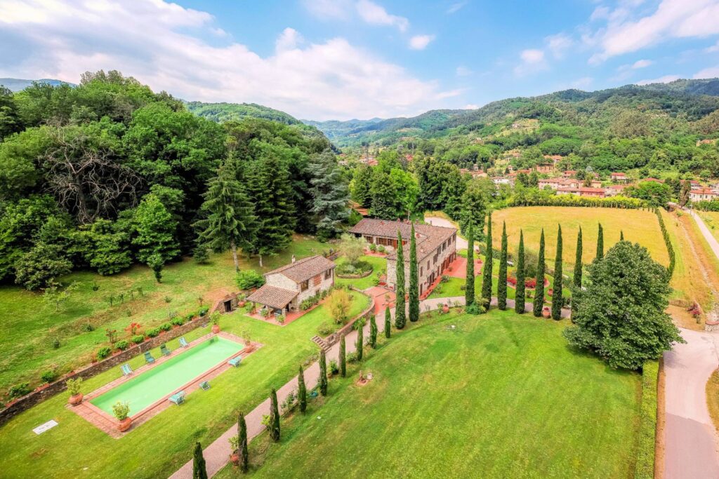 1339-Stupenda tenuta con parco piscina campo da tennis  sulle colline Lucchesi-Lucca-2 Agenzia Immobiliare ASIP