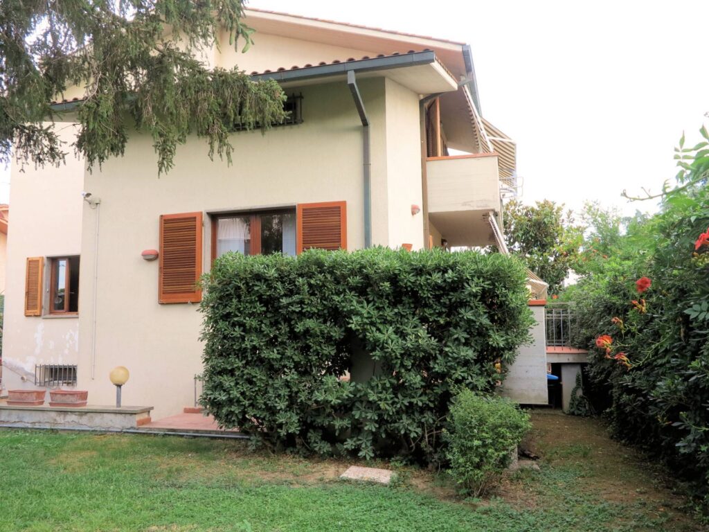1154-Villa unifamiliare di ampia superficie con giardino-Grosseto-1 Agenzia Immobiliare ASIP