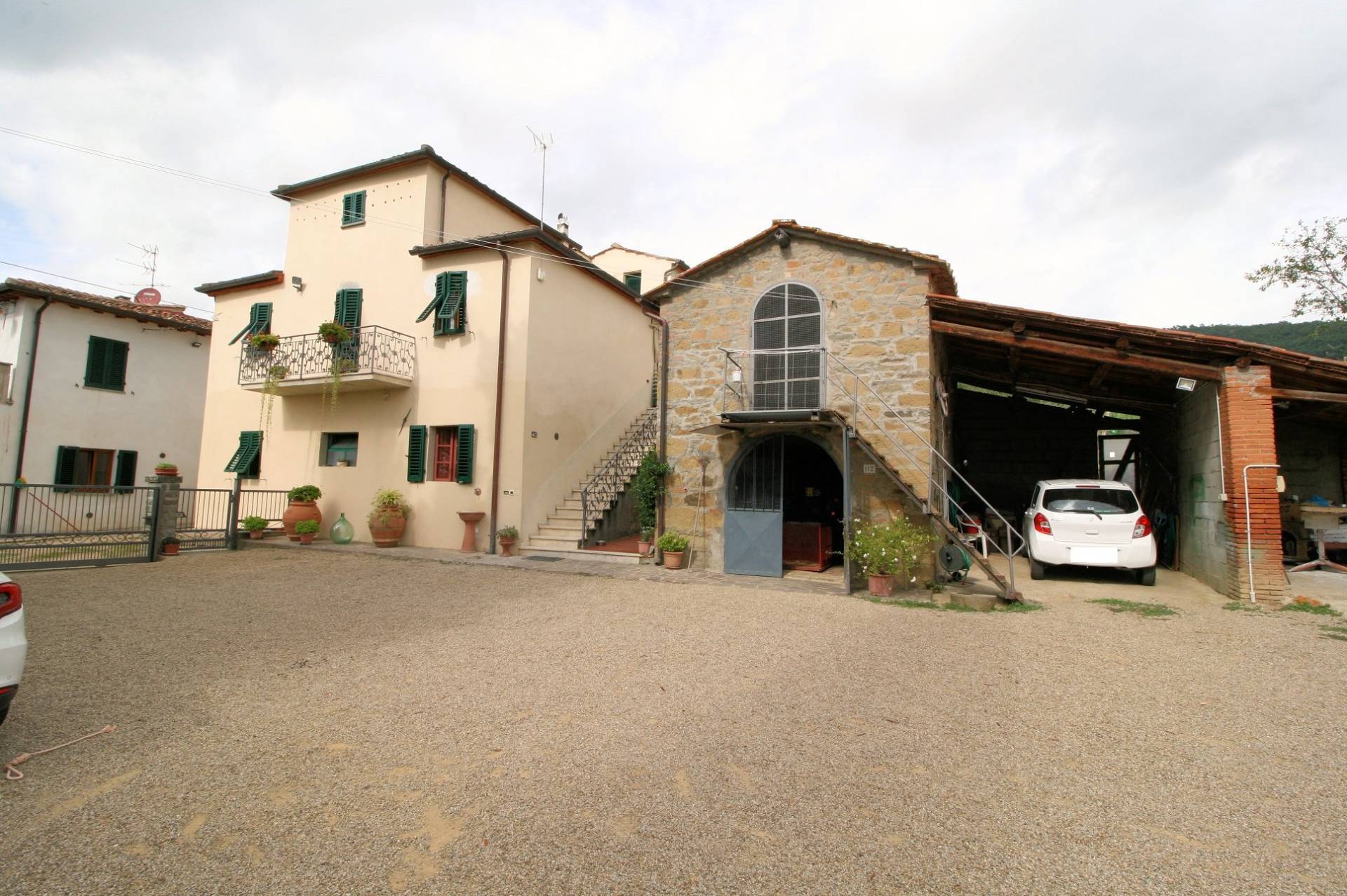 1377-Casa colonica con annessi e terreno in posizione panoramica-Loro Ciuffenna-1 Agenzia Immobiliare ASIP