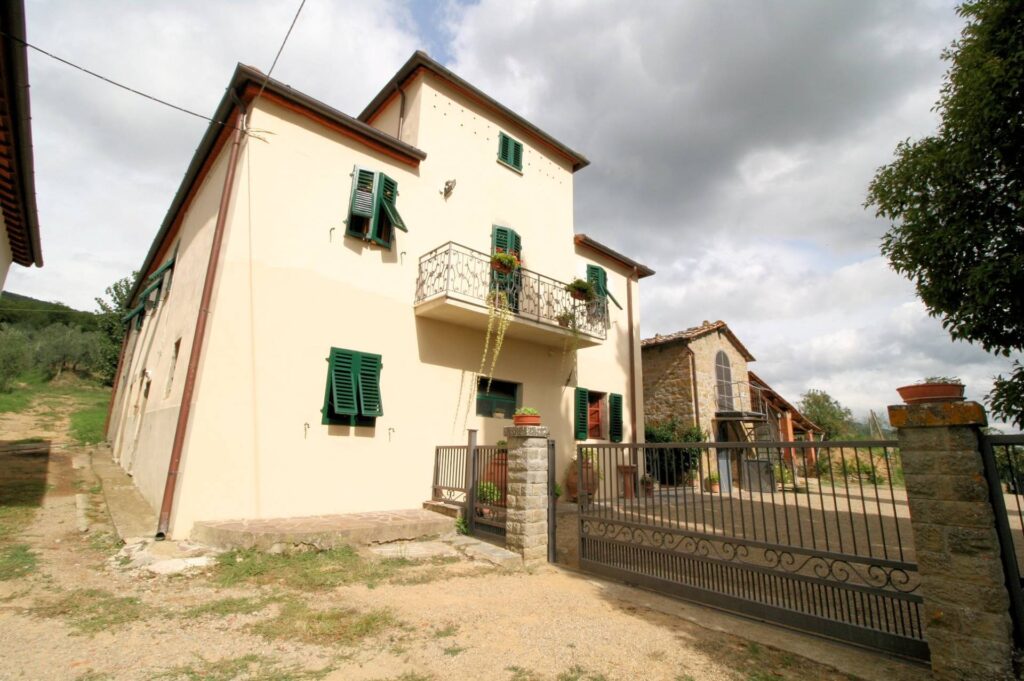 1377-Casa colonica con annessi e terreno in posizione panoramica-Loro Ciuffenna-2 Agenzia Immobiliare ASIP