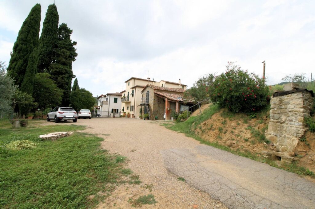 1377-Casa colonica con annessi e terreno in posizione panoramica-Loro Ciuffenna-3 Agenzia Immobiliare ASIP