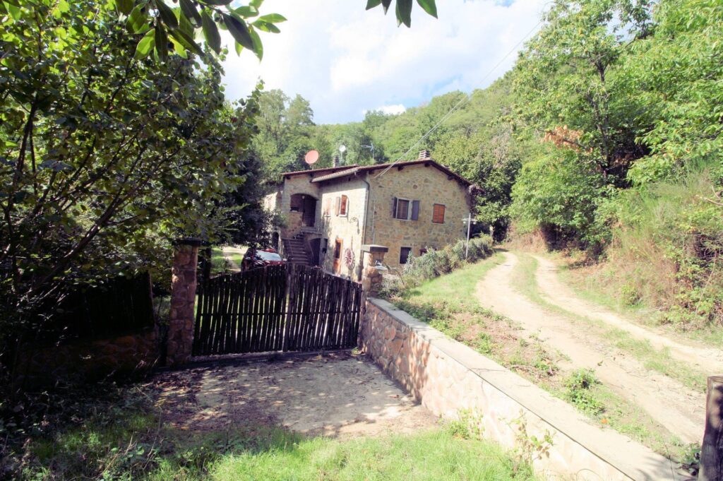 1380-"La casa nel bosco" antico casolare ristrutturato-Pistoia-1 Agenzia Immobiliare ASIP