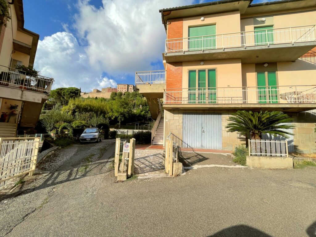 1326-Appartamento al piano primo con giardino-Volterra-15 Agenzia Immobiliare ASIP