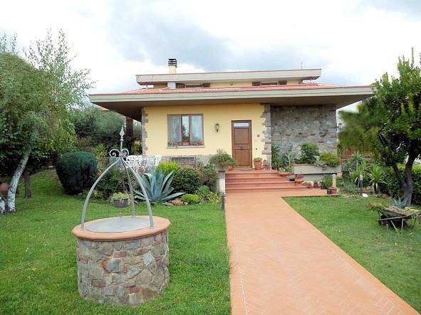 959-villa di ampia superficie con giardino-Loro Ciuffenna-1 Agenzia Immobiliare ASIP