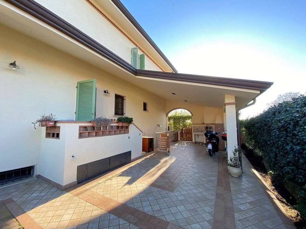 1111-Villa libera su quattro lati con giardino-Camaiore-3 Agenzia Immobiliare ASIP