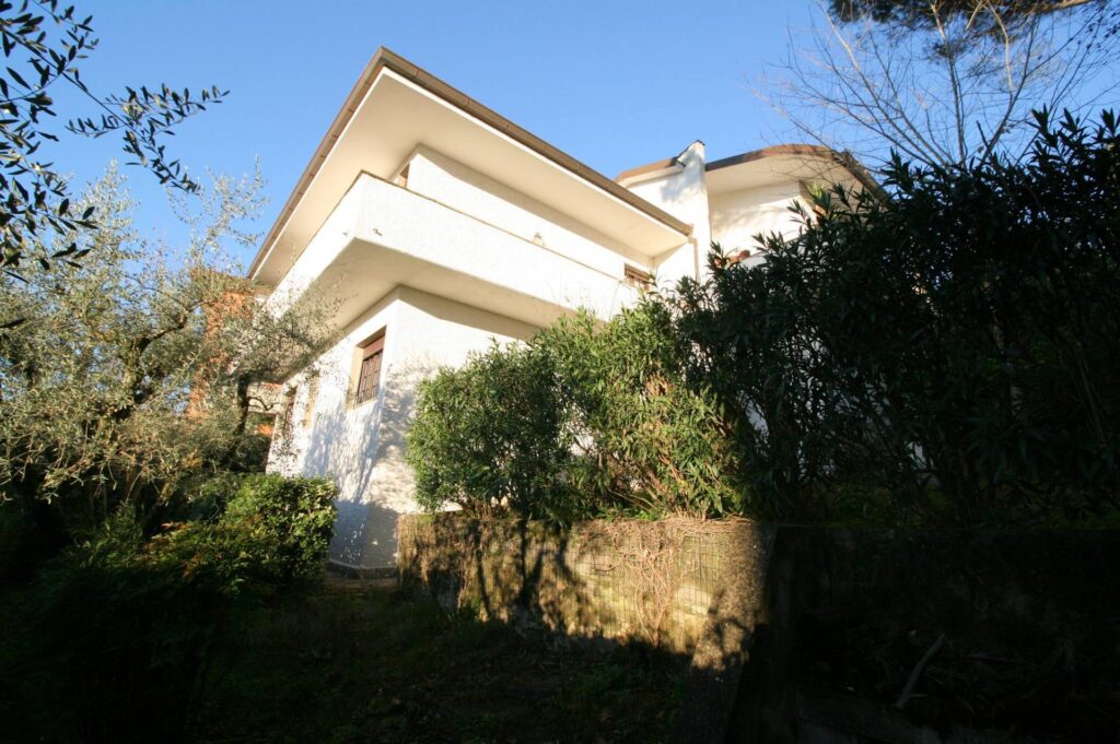 1395-Bella villa di ampia superficie in ottima zona residenziale-Montecatini-Terme-3 Agenzia Immobiliare ASIP