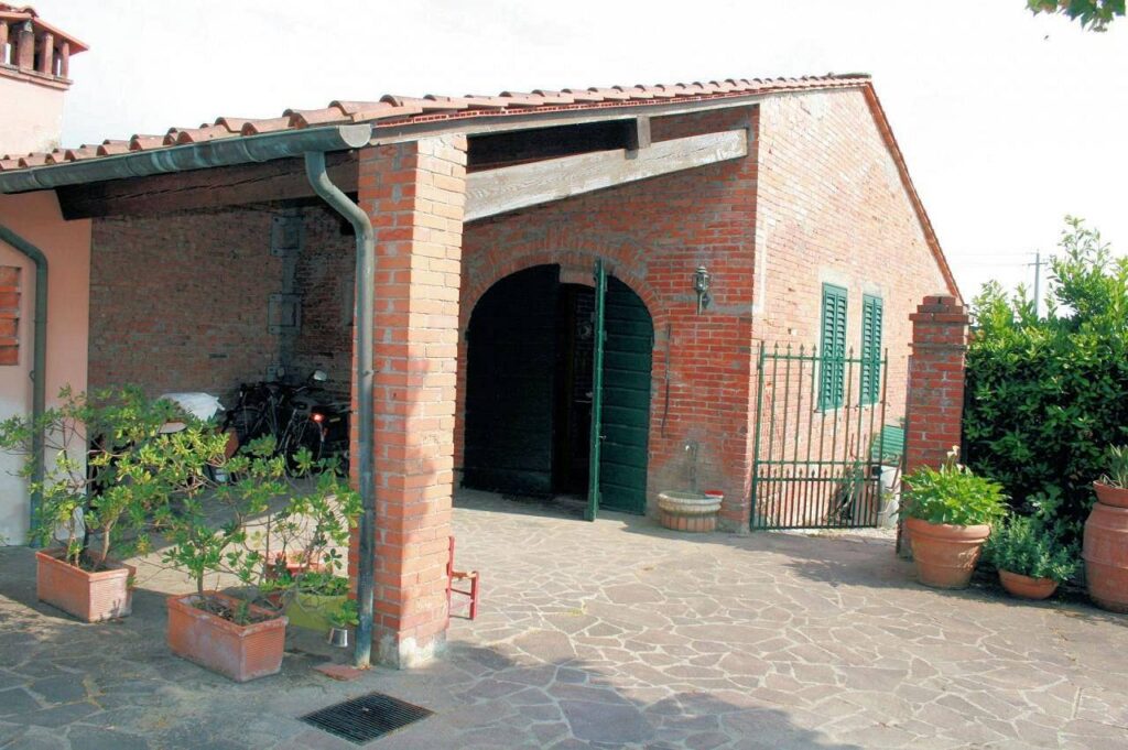 350-Villa unifamiliare di grande metratura con giardino a pochi chilometri da Lucca-Capannori-5 Agenzia Immobiliare ASIP