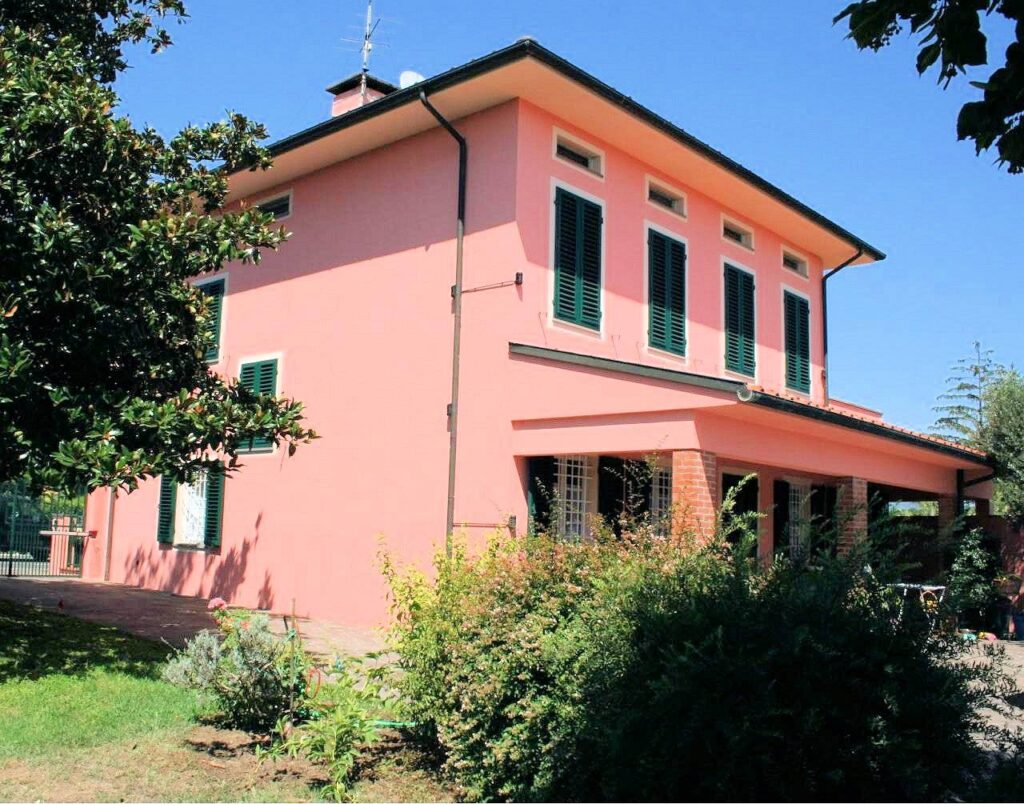 350-Villa unifamiliare di grande metratura con giardino a pochi chilometri da Lucca-Capannori-1 Agenzia Immobiliare ASIP