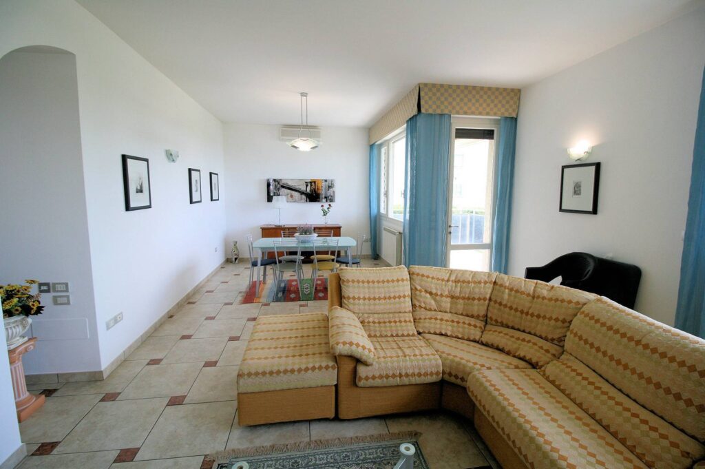 1429-Appartamento ristrutturato di ampia superficie fronte mare con garage-Viareggio-6 Agenzia Immobiliare ASIP