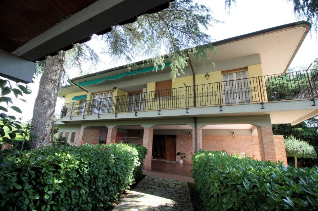 1433-Villa unifamiliare di ampia superficie con giardino-Civitella Paganico-2 Agenzia Immobiliare ASIP
