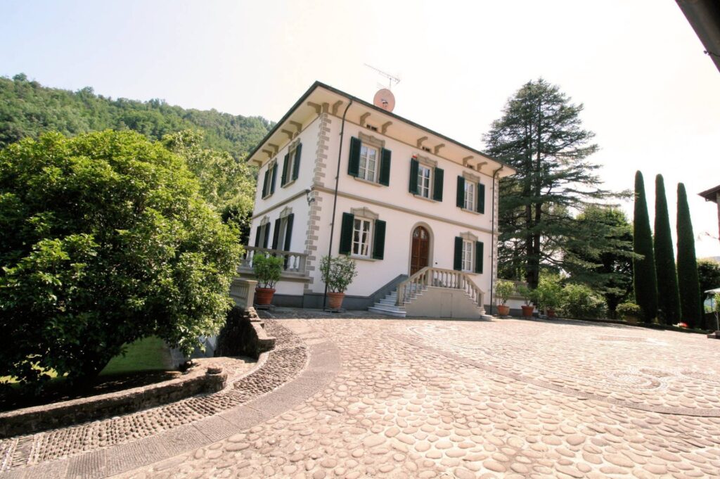 1431-Complesso immobiliare di ampia superficie con parco-Bagni di Lucca-2 Agenzia Immobiliare ASIP