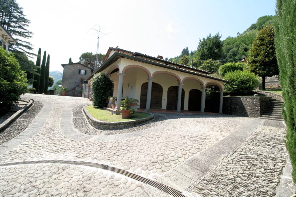 1431-Complesso immobiliare di ampia superficie con parco-Bagni di Lucca-4 Agenzia Immobiliare ASIP