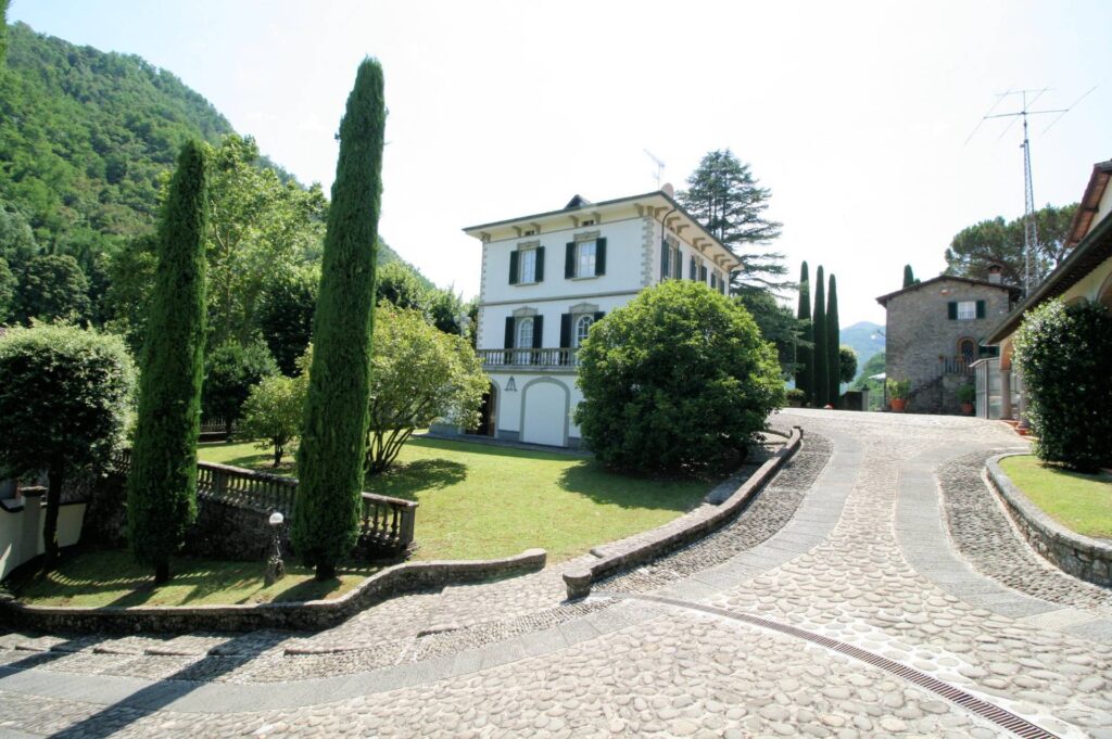 1431-Complesso immobiliare di ampia superficie con parco-Bagni di Lucca-5 Agenzia Immobiliare ASIP