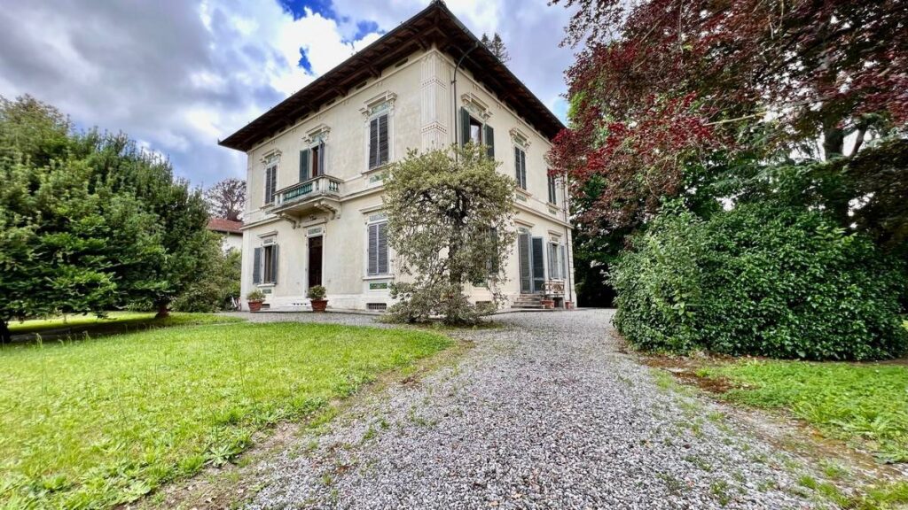 606-Villa di ampia superficie con giardino-Lucca-2 Agenzia Immobiliare ASIP