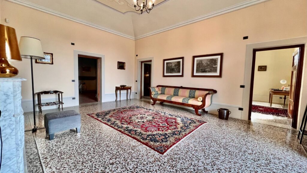 984-Villa storica di ampie dimensioni con parco dependance e piscina-Lucca-8 Agenzia Immobiliare ASIP