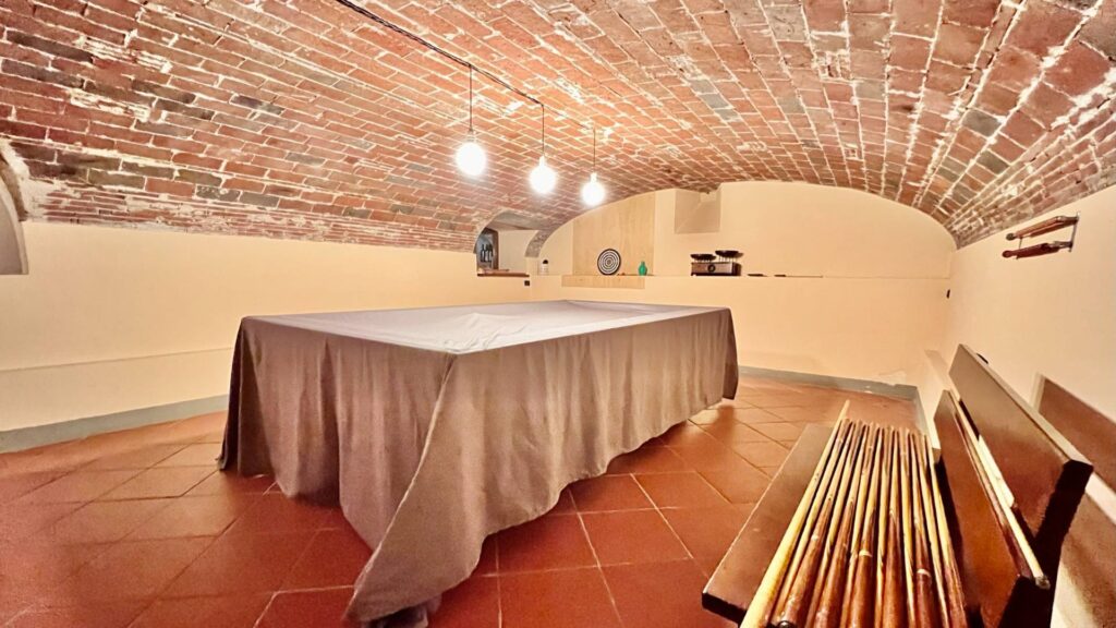 984-Villa storica di ampie dimensioni con parco dependance e piscina-Lucca-11 Agenzia Immobiliare ASIP