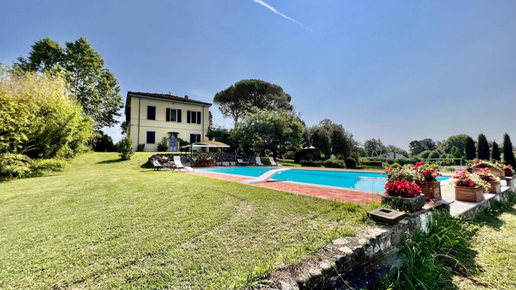 984-Villa storica di ampie dimensioni con parco dependance e piscina-Lucca-1 Agenzia Immobiliare ASIP