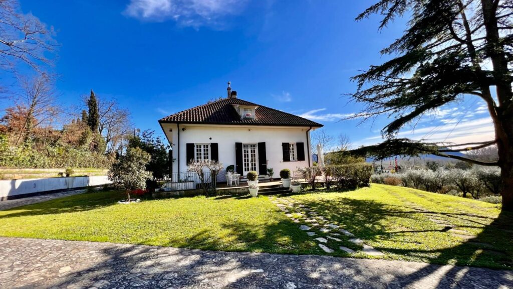 988-Villa di ampia superficie con parco in posizione panoramica-Lucca-2 Agenzia Immobiliare ASIP