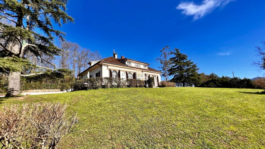 988-Villa di ampia superficie con parco in posizione panoramica-Lucca-1 Agenzia Immobiliare ASIP