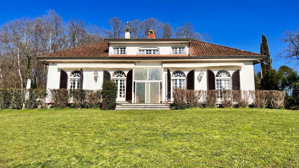 988-Villa di ampia superficie con parco in posizione panoramica-Lucca-3 Agenzia Immobiliare ASIP