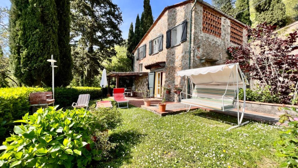 985-Complesso immobiliare in stile rustico Toscano con parco piscina in posizione panormamica-Capannori-2 Agenzia Immobiliare ASIP