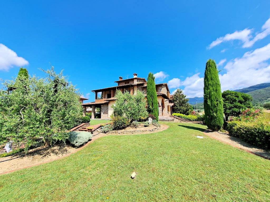 1469-Villa di ampia superficie  in stile rustico Toscano con giardino-Loro Ciuffenna-3 Agenzia Immobiliare ASIP