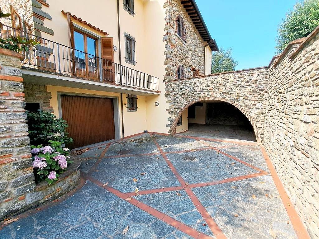 1469-Villa di ampia superficie  in stile rustico Toscano con giardino-Loro Ciuffenna-5 Agenzia Immobiliare ASIP