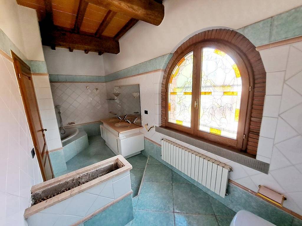 1469-Villa di ampia superficie  in stile rustico Toscano con giardino-Loro Ciuffenna-19 Agenzia Immobiliare ASIP
