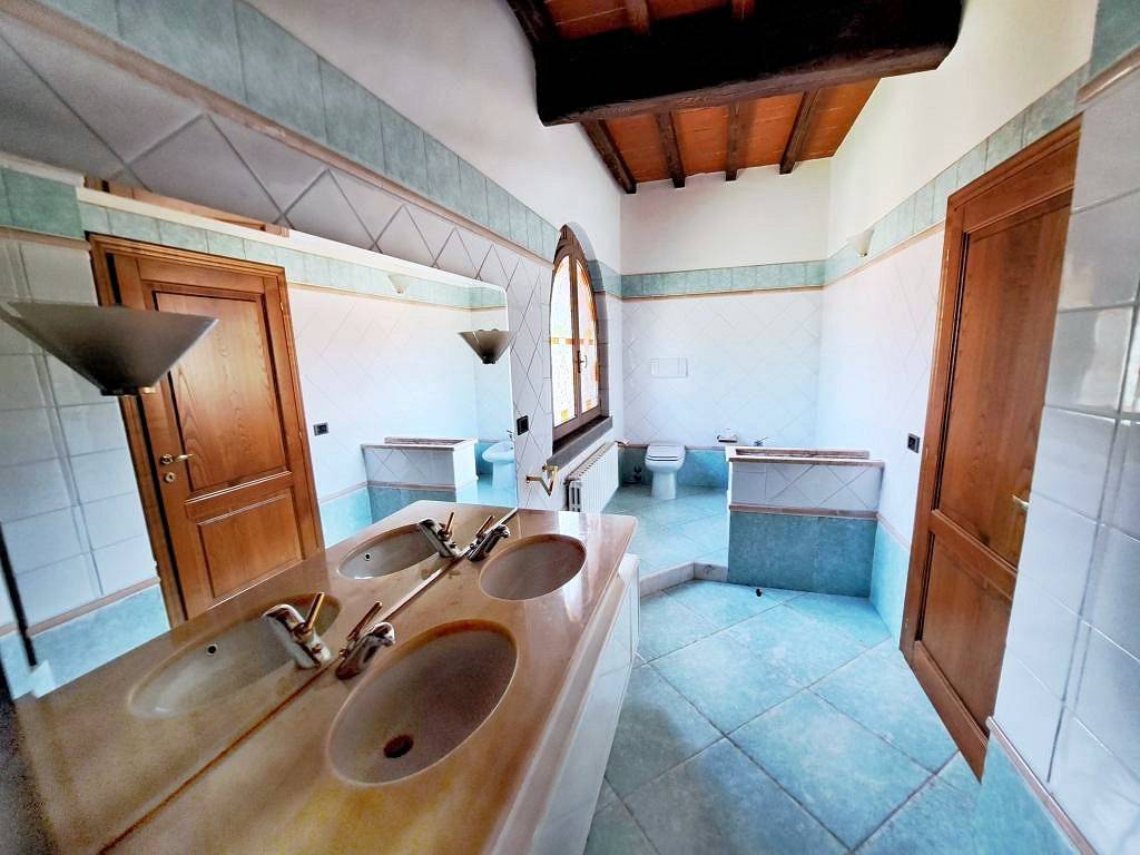 1469-Villa di ampia superficie  in stile rustico Toscano con giardino-Loro Ciuffenna-20 Agenzia Immobiliare ASIP
