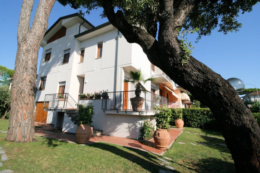 1472-Villa recentemente rinnovata  libera su tre lati a 600 metri dal mare-Camaiore-3 Agenzia Immobiliare ASIP