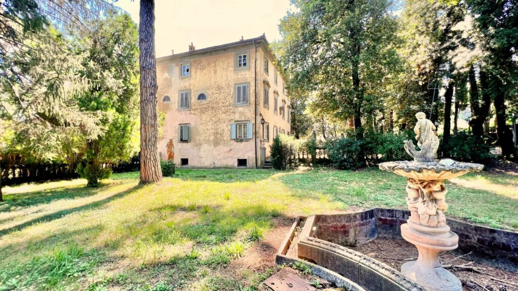1308-Villa di dimesioni importanti con giardino e dependance-Capannori-6 Agenzia Immobiliare ASIP