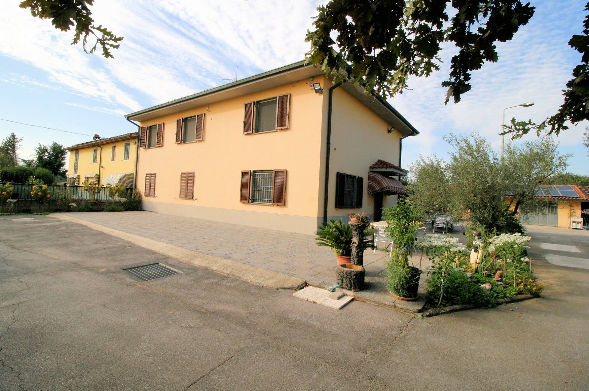 1479-Villetta bifamiliare con due appartamenti e ampio terreno-Altopascio-1 Agenzia Immobiliare ASIP