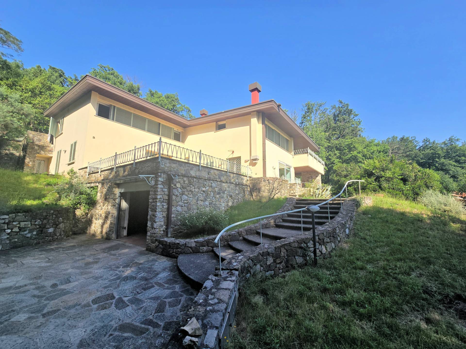 1530-Villa di dimensioni molto importanti con ampio parco in ottima location-Montemurlo-1 Agenzia Immobiliare ASIP
