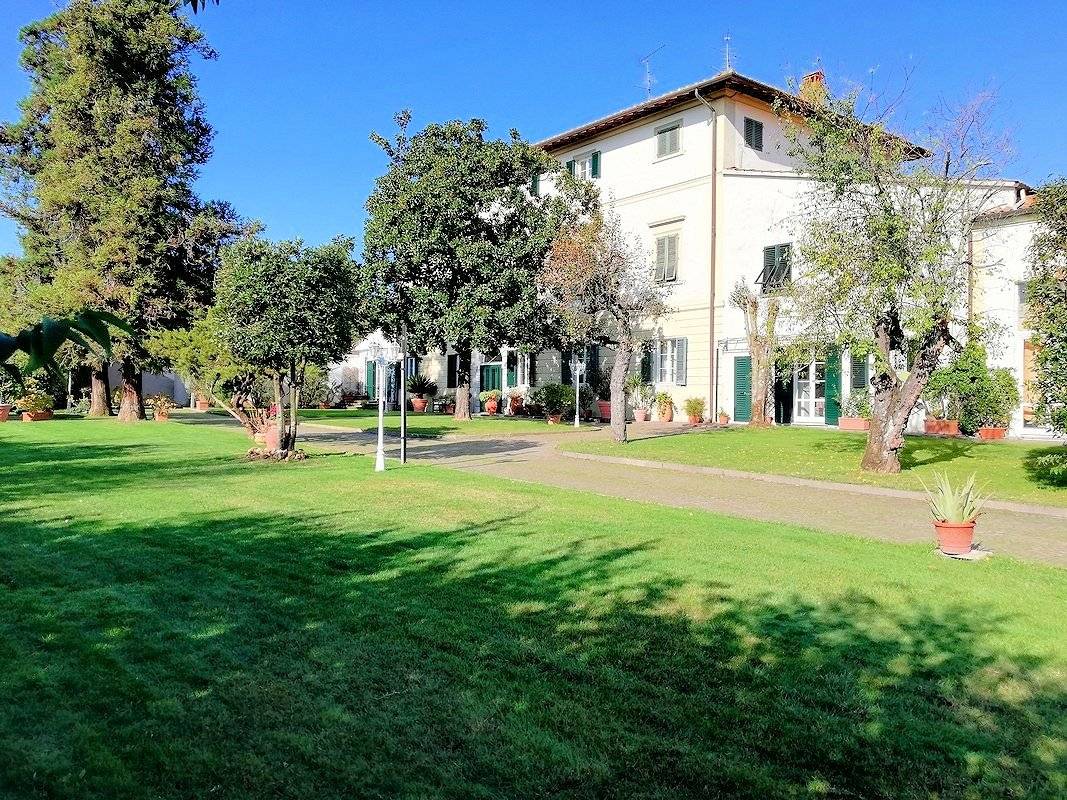 1294-Bella villa di ampia superficie libera su tre lati con giardino-Pistoia-1 Agenzia Immobiliare ASIP