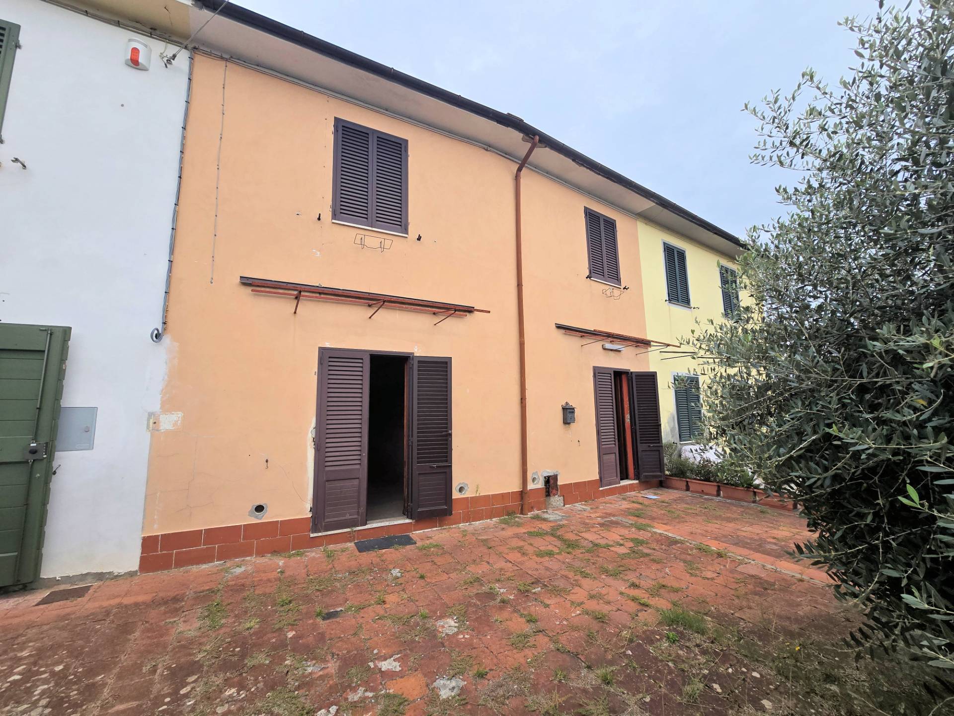 1236-Porzione centrale di fabbricato in corte con ampio terreno e garage-Altopascio-1 Agenzia Immobiliare ASIP