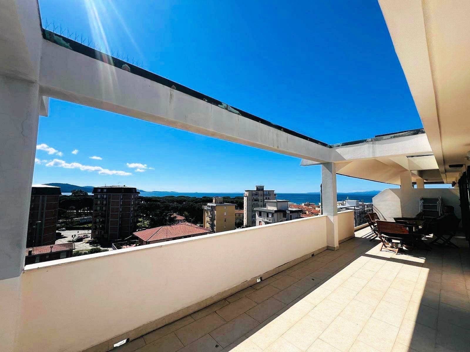 1630-Attico di ampia superficie con terrazza e stupenda vista mare-Follonica-1 Agenzia Immobiliare ASIP