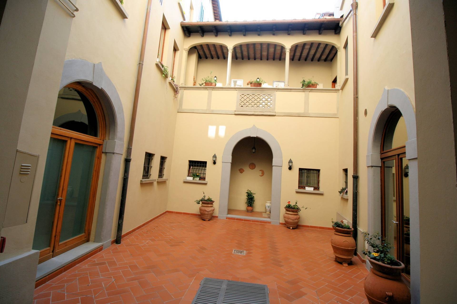 1637-Appartamento al piano secondo con ascensore in centro storico-Pistoia-1 Agenzia Immobiliare ASIP