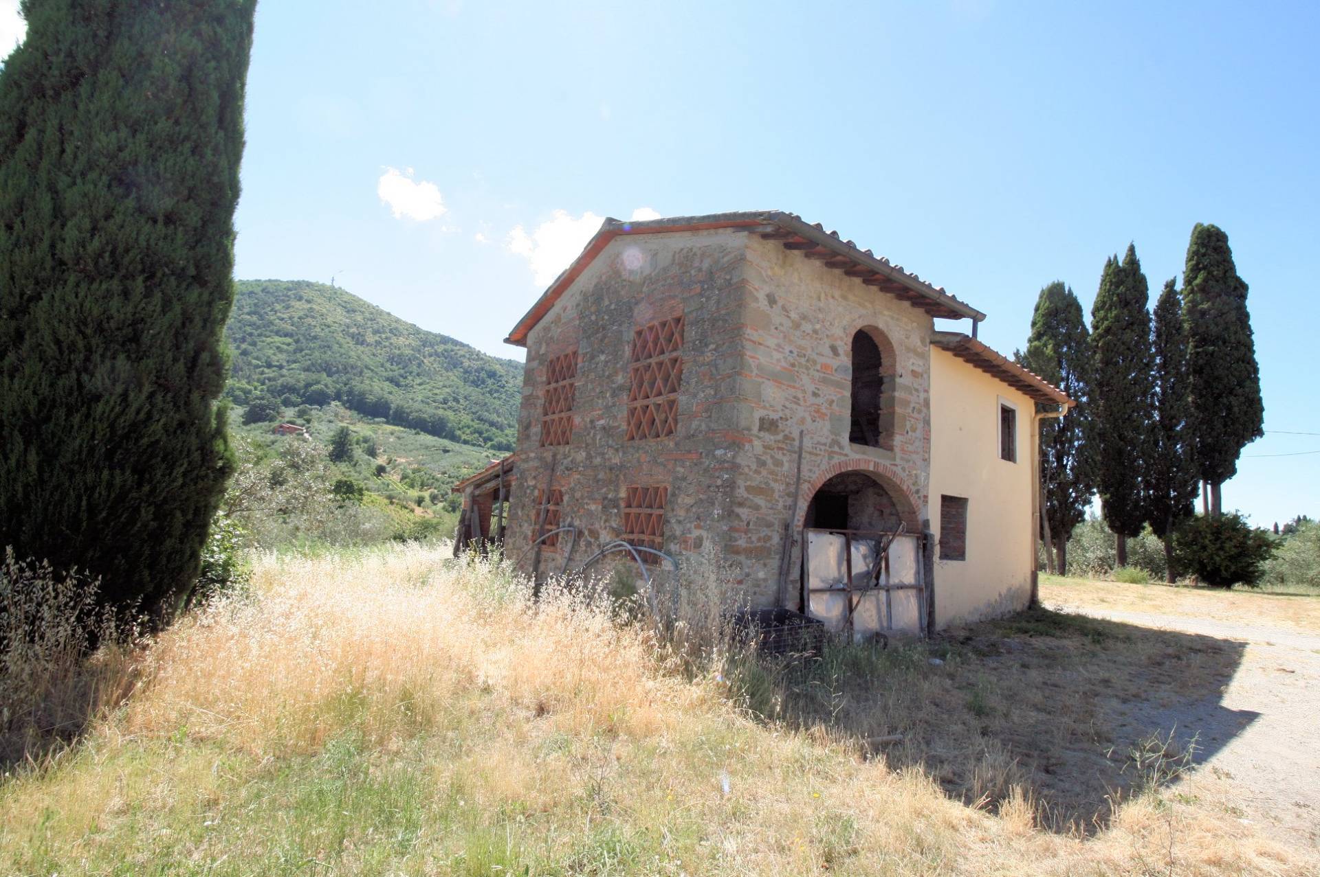 1069-Rustico da ristrutturare in posizione collinare-Quarrata-1 Agenzia Immobiliare ASIP