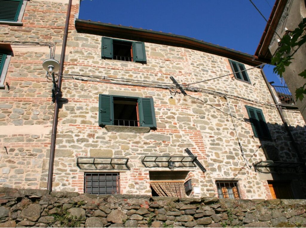 316-Terratetto semindipendente in borgo antico-Pescia-2 Agenzia Immobiliare ASIP