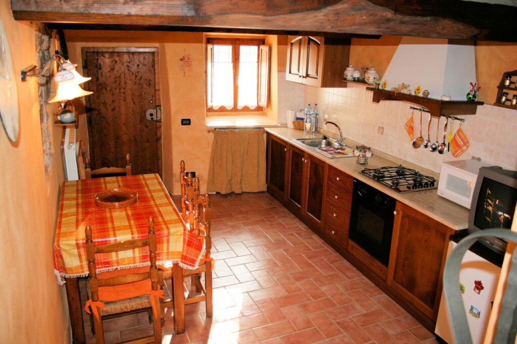 316-Terratetto semindipendente in borgo antico-Pescia-4 Agenzia Immobiliare ASIP